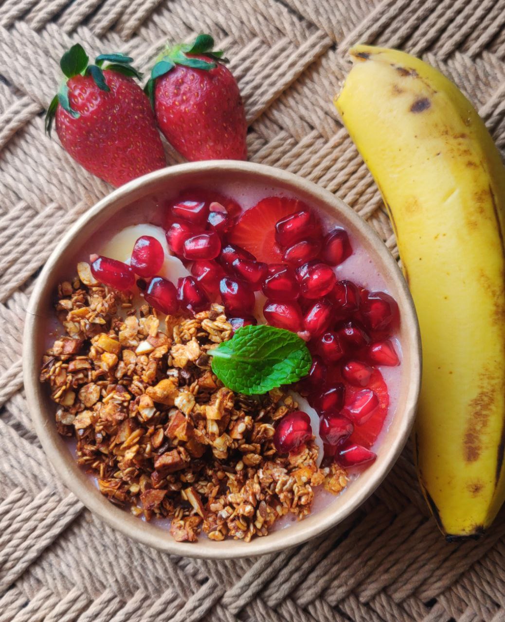 Banana-Strawberry Granola Smoothie