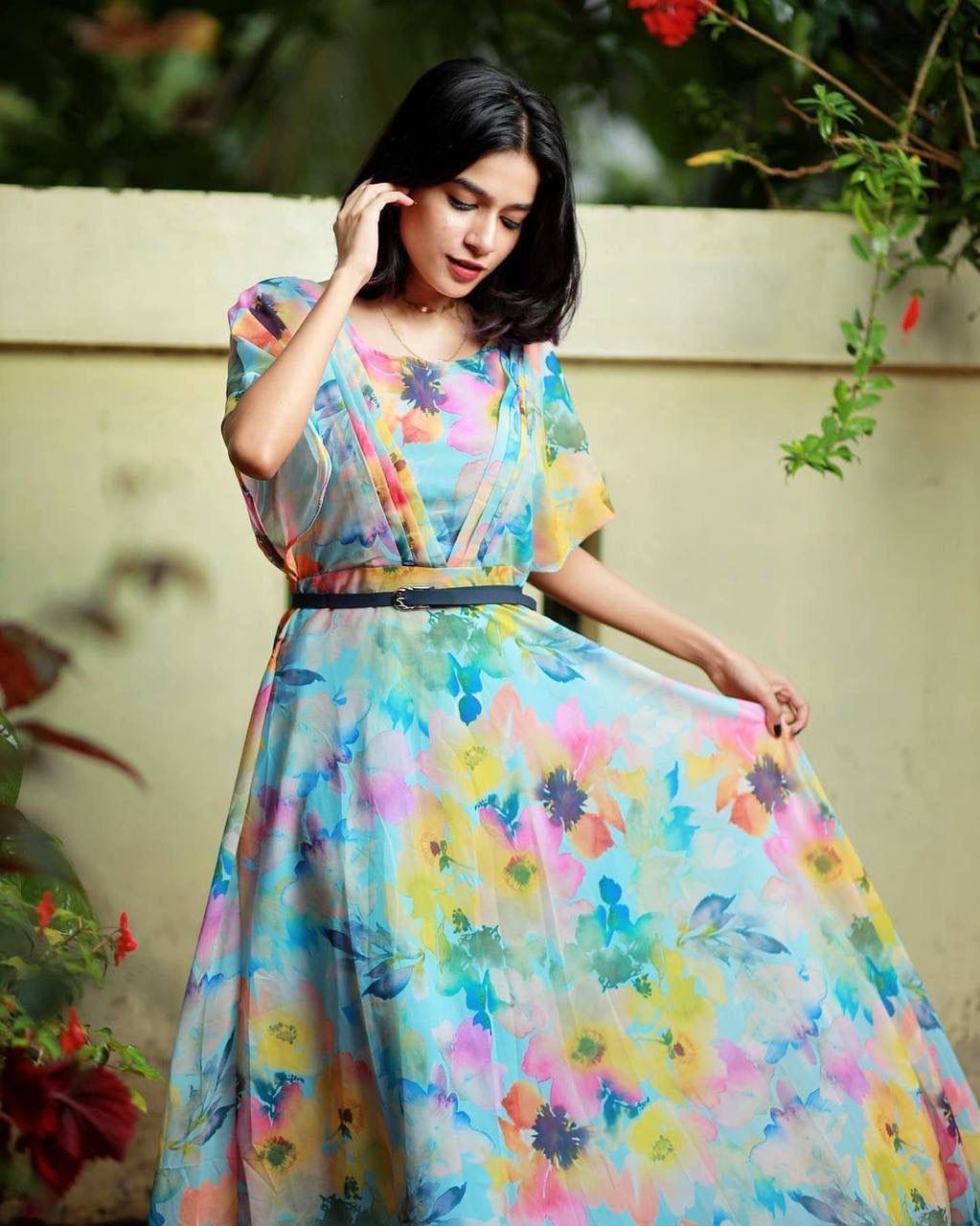 This Blue shaded / Multi Shaded maxi dress is a perfect pretty look. The contrasting colors complement each other.